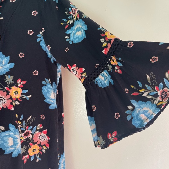 Spring like Tunic top, flattering. Floral bell sleeve Size large - Picture 6 of 6